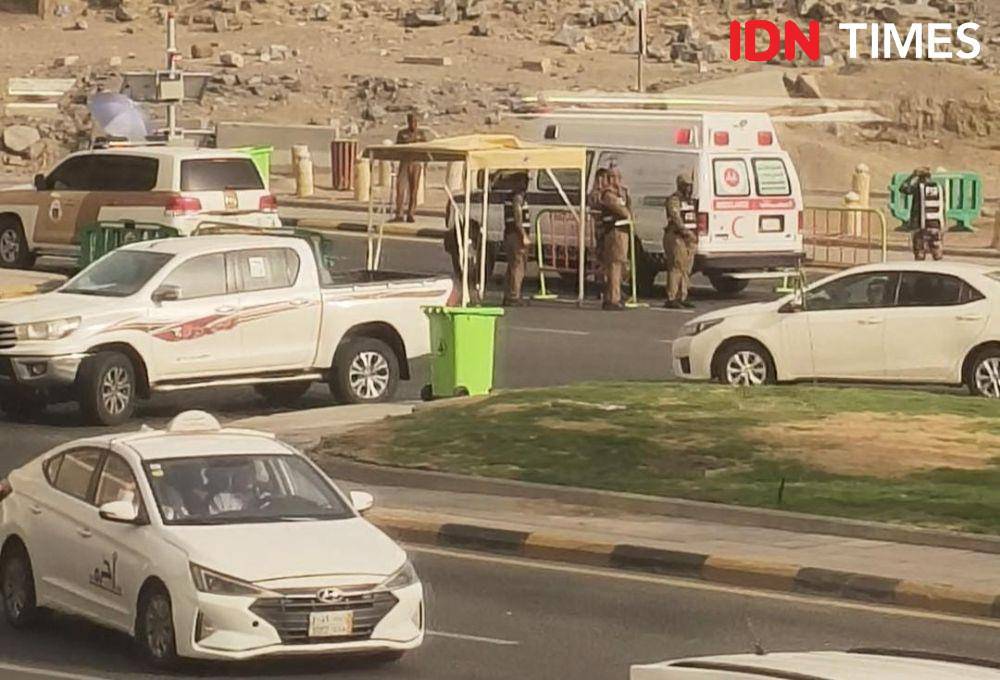 Aparat kepolisian Arab Saudi berjaga di jalan akses menuju Mina, Makkah, Arab Saudi. (Media Center Haji 2025/Rochmanudin)