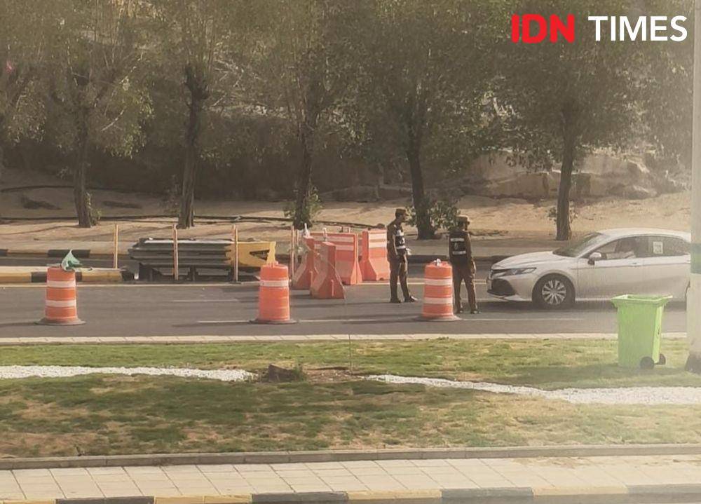 Aparat kepolisian Arab Saudi berjaga di jalan akses menuju Mina, Makkah, Arab Saudi. (Media Center Haji 2025/Rochmanudin)