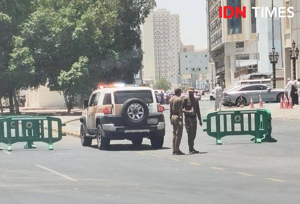 Aparat kepolisian Arab Saudi berjaga di jalan akses menuju Mina, Makkah, Arab Saudi. (Media Center Haji 2025/Rochmanudin)