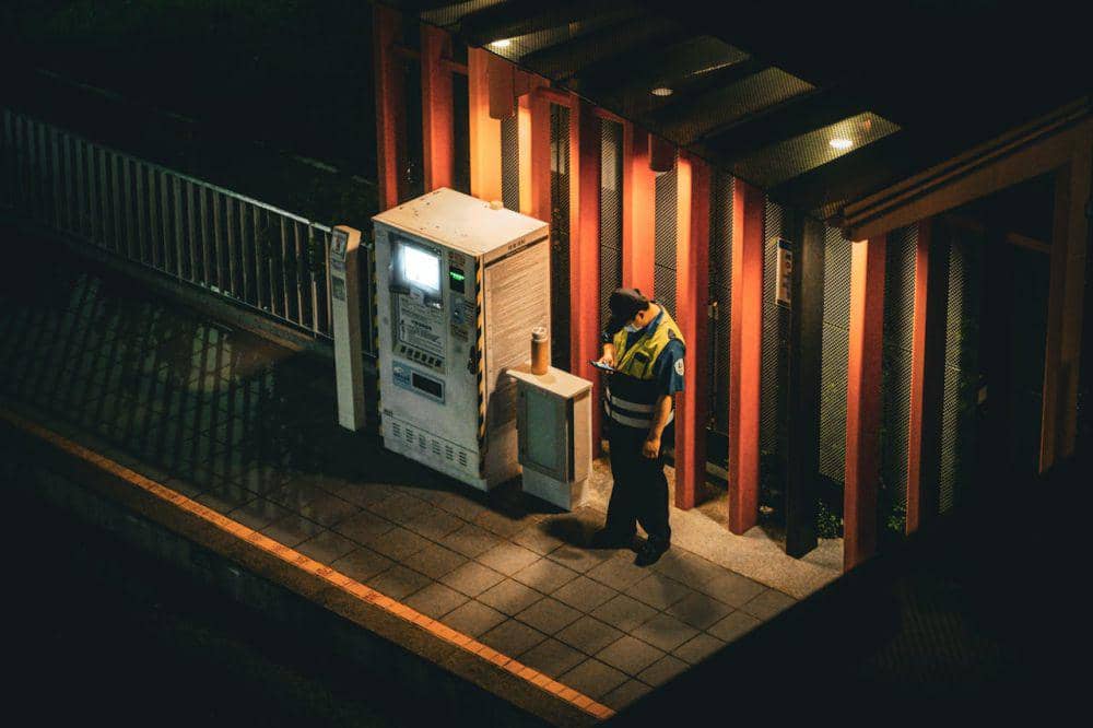 ilustrasi pekerja shift malam (pexels.com/Kuan-yu Huang)