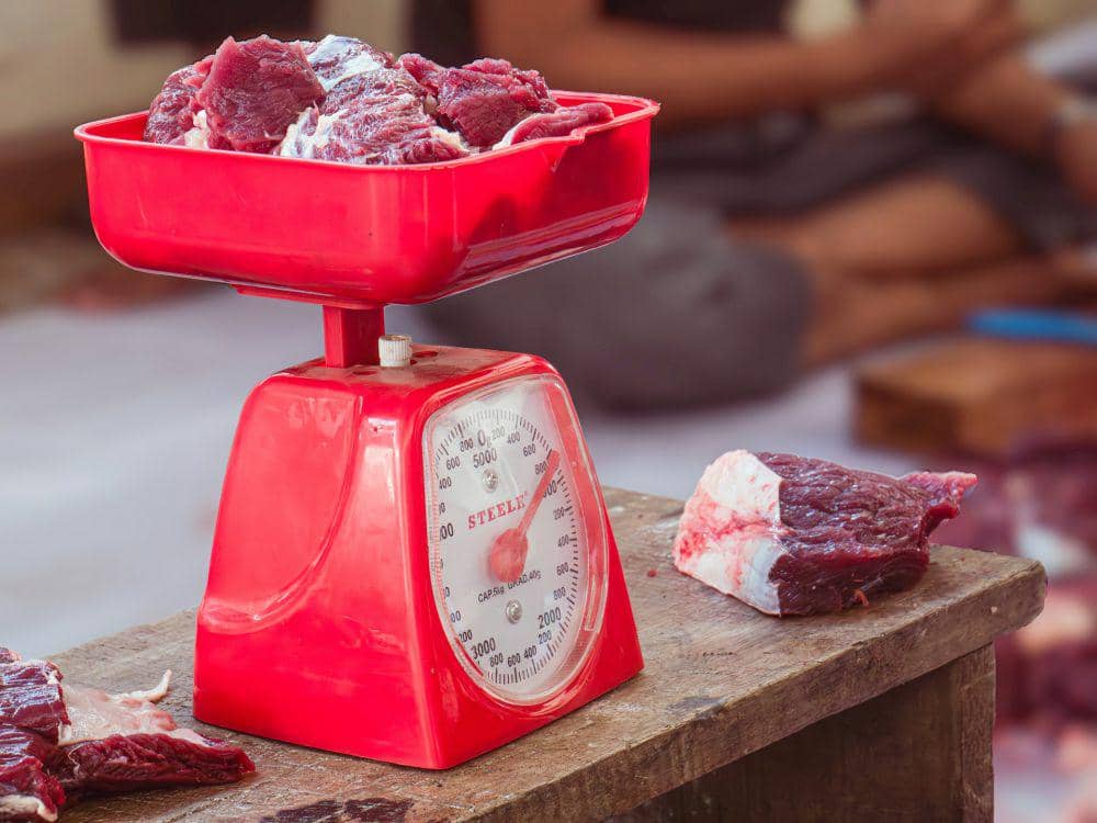ilustrasi menimbang daging saat idul adha (unsplash.com/Zaenal Abidin)