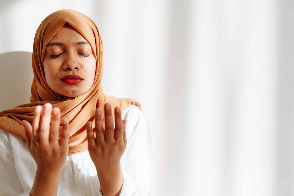 ilustrasi seseorang berdoa (pexels.com/Thirdman)