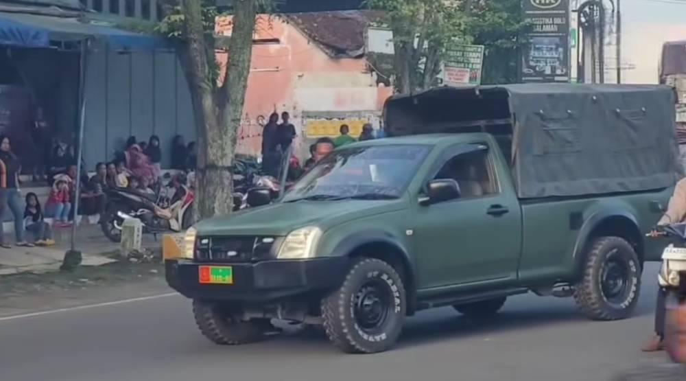 Momen ketika anggota ormas GPK saat menendang mobil anggota Yonif  412 Purworejo di Magelang. (Tangkapan layar media sosial)