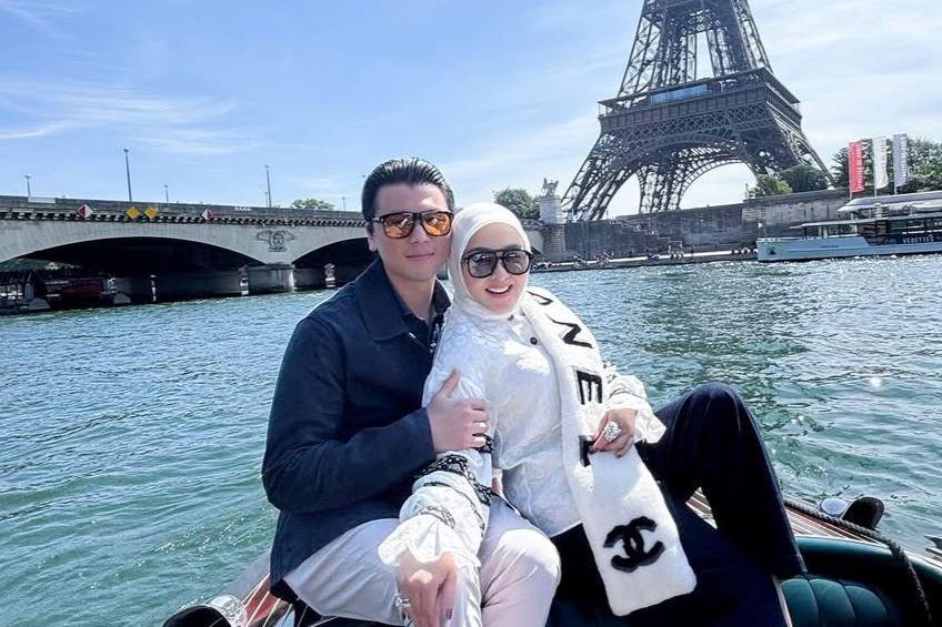 7 Potret Mesra Terbaru Syahrini dan Reino Barack di Paris