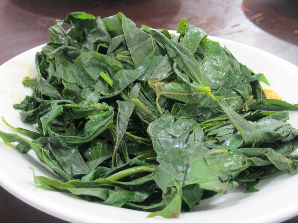 ilustrasi daun singkong rebus (commons.wikimedia.org/Onyaso)