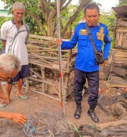Proses evakuasi ular King Kobra di pemukiman warga Kayuagung. (Dok. Damkar OKI)