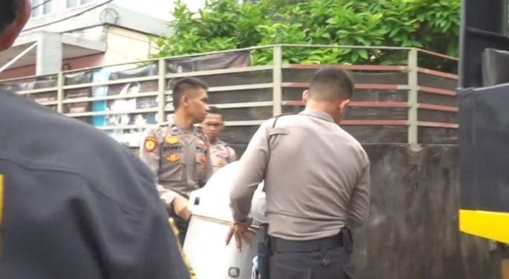 Polres Prabumulih saat menyaksikan pembongkaran pabrik ciu di Prabumulih Timur. (Dok. Polres Prabumulih)