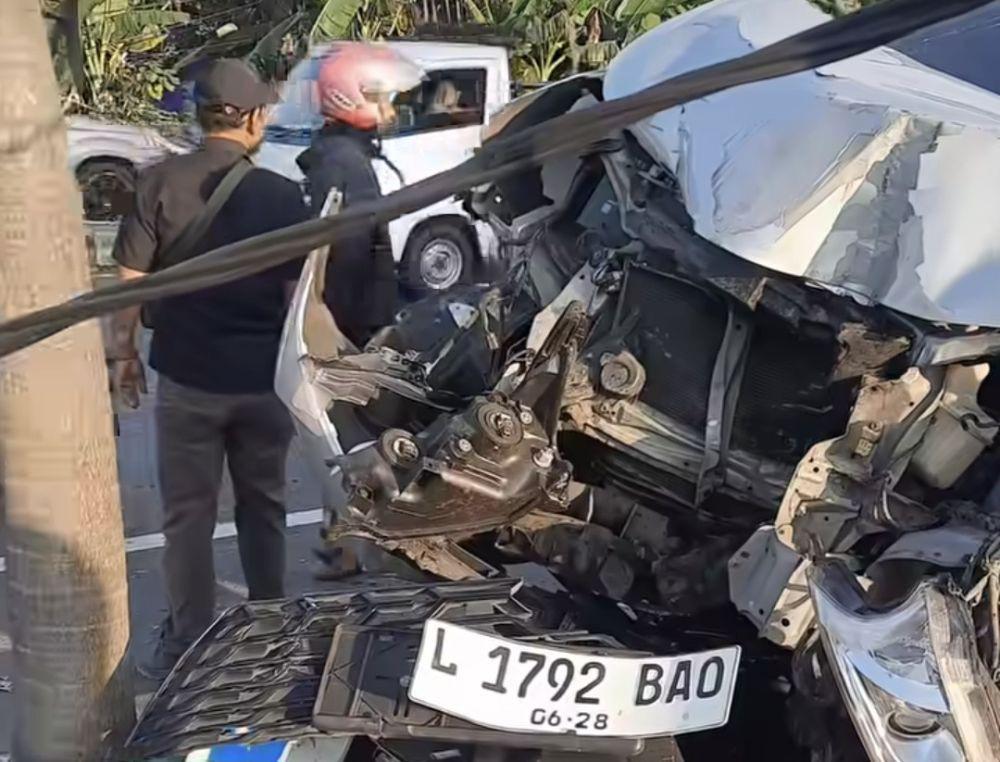 Truk Wing Boks Tabrak Minibus di Exit Tol Purwodadi