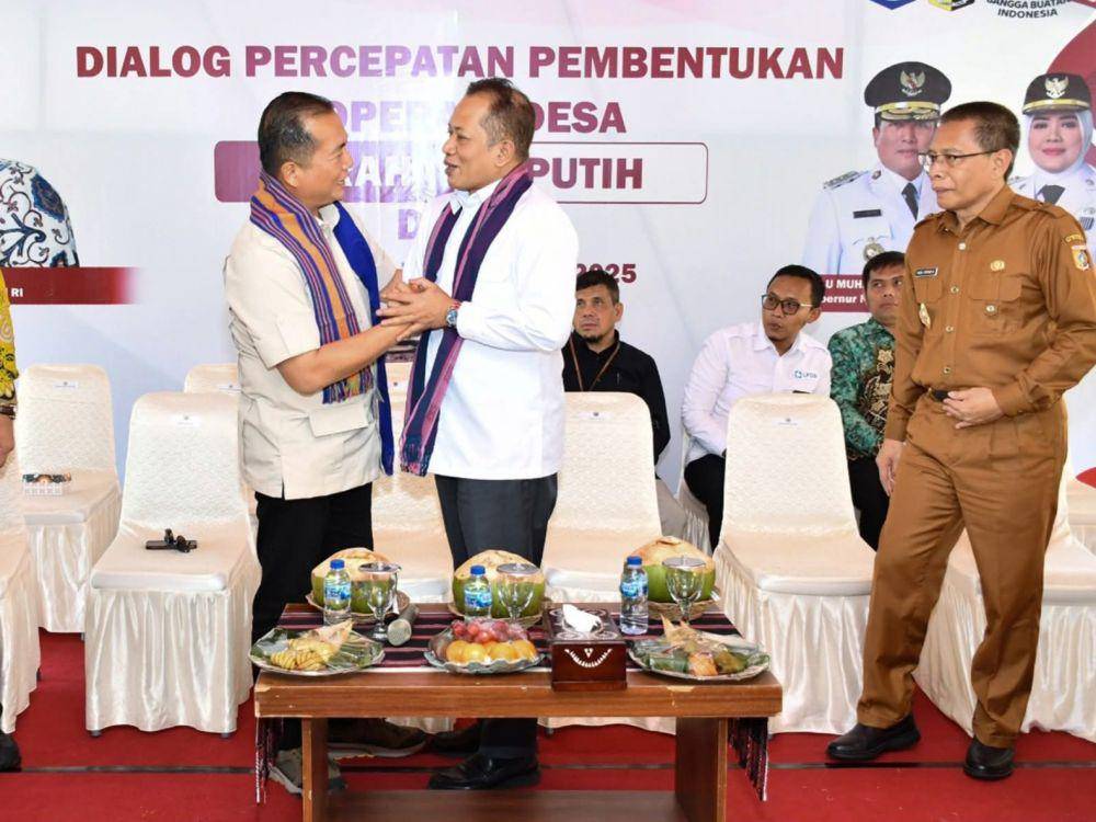 Wamen Koperasi disambut oleh Gubernur NTB, Lalu Muhammad Iqbal (IDN Times/Ruhaili)