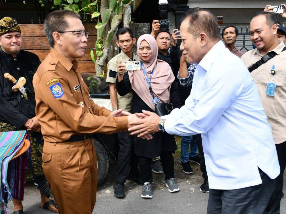Wakil Bupati Lotim, Edwin Hadiwijaya menyambut Wamen Koperasi RI (IDN Times/Ruhaili)