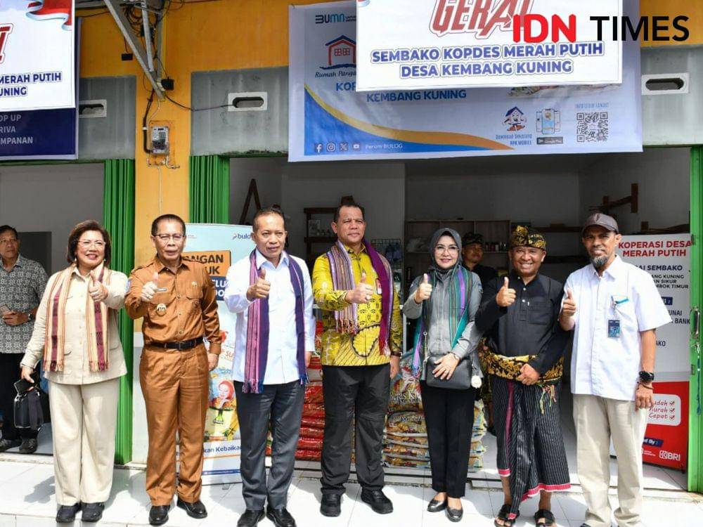 Wamen Koperasi, Fery Juliantoro saat meninjau gerai Koperasi Merah Putih di Desa Kembang Kuning Lotim (IDN Times/Ruhaili)