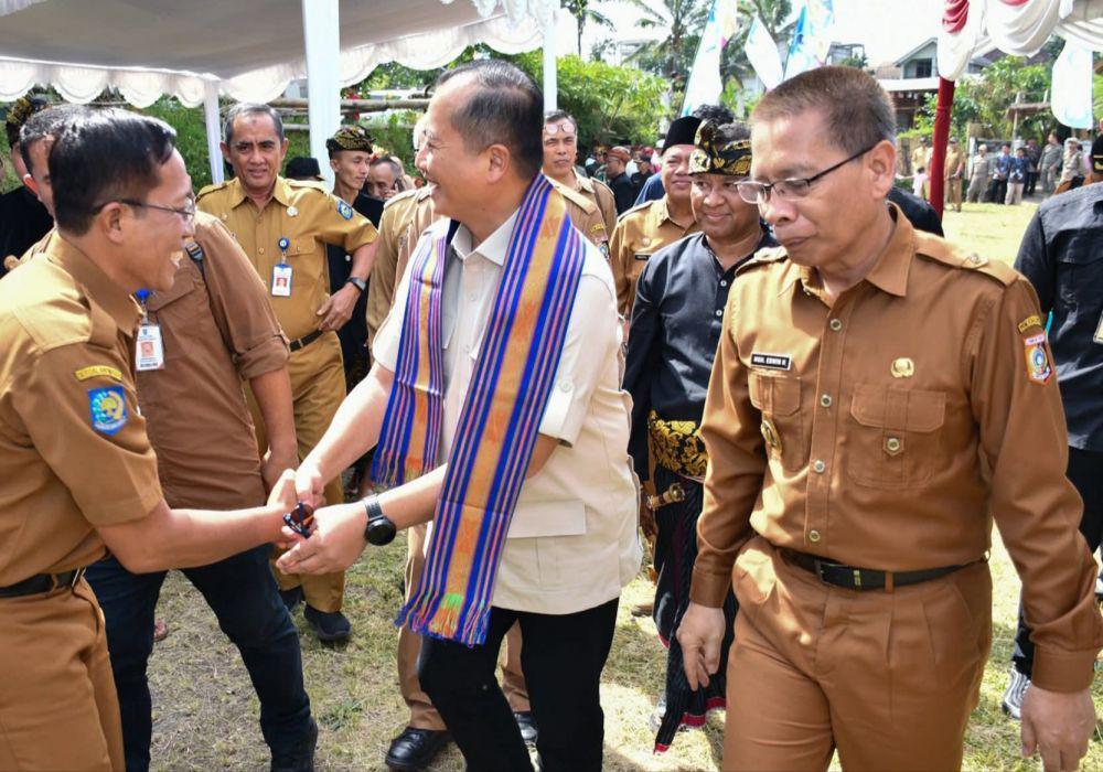 Gubernur NTB saat menyambut Wamen Koperasi (IDN Times/Ruhaili)