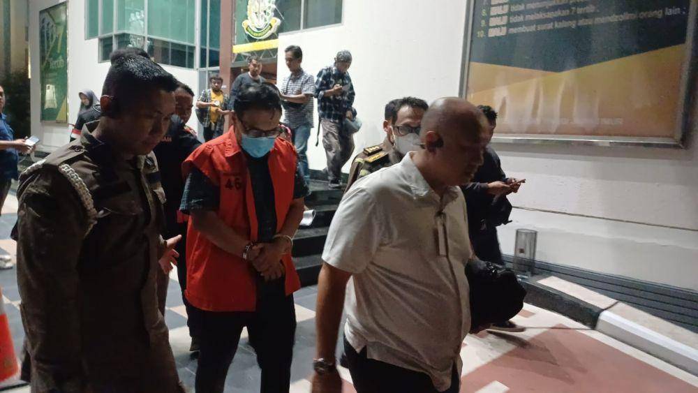 Eks Kabid Dinas PU Bina Marga, GSP yang resmi memakai rompi tahanan kejaksaan. Dok. Pidsus Kejati Jatim.
