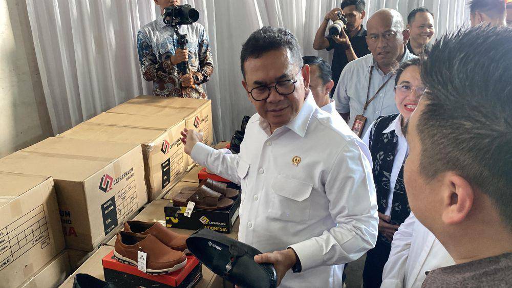 Menteri Perdagangan (Mendag), Budi Santoso saat mengunjungi salag satu UMKM di Kota Surabaya, Selasa (3/6/2025). (Dok. Istimewa)