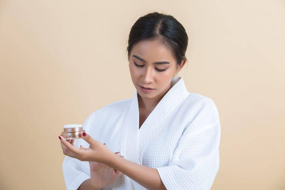 ilustrasi menggunakan skincare (freepik.com/jcomp