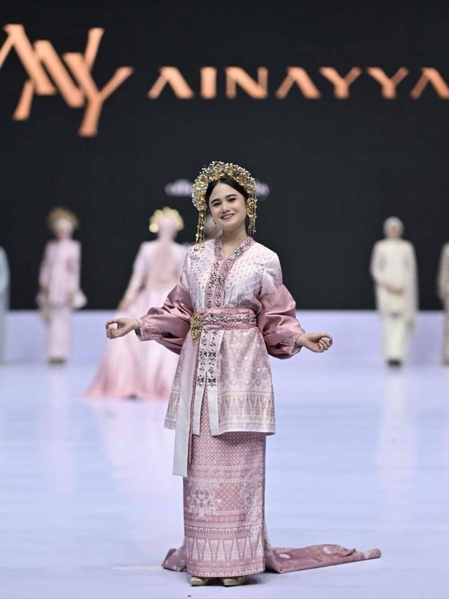 Tissa Biani di Indonesia Fashion Week (Instagram.com/tissabiani)