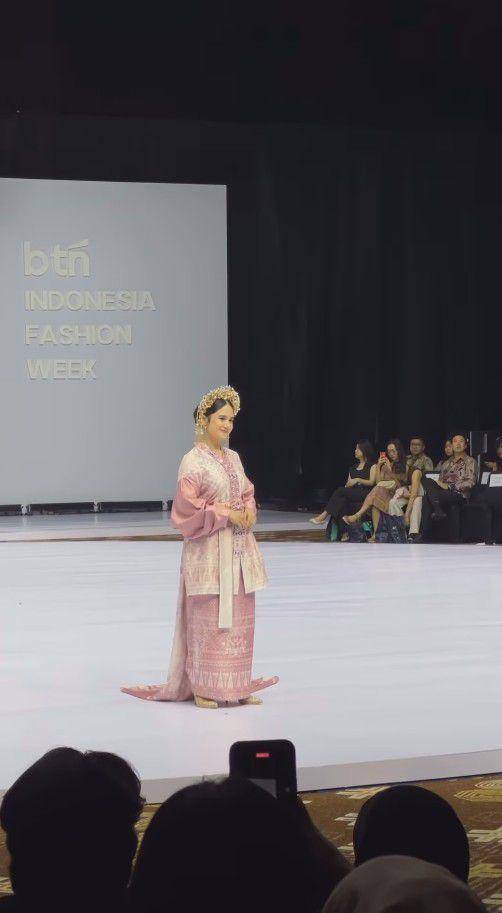 Tissa Biani di Indonesia Fashion Week (Instagram.com/tissabiani)
