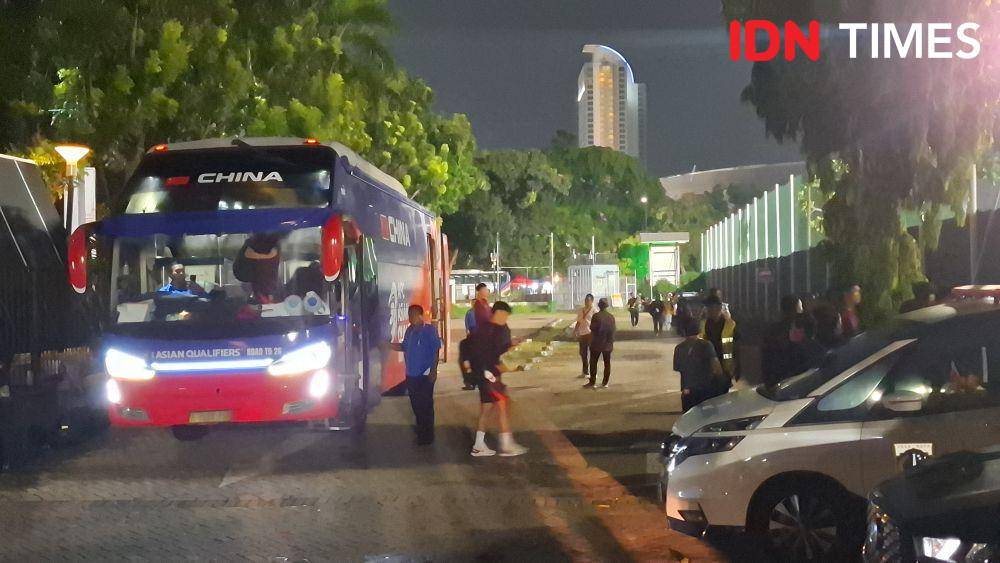 Potret Timnas China tiba di Lapangan A GBK, Selasa (3/6/2025). (IDN Times/Tino).