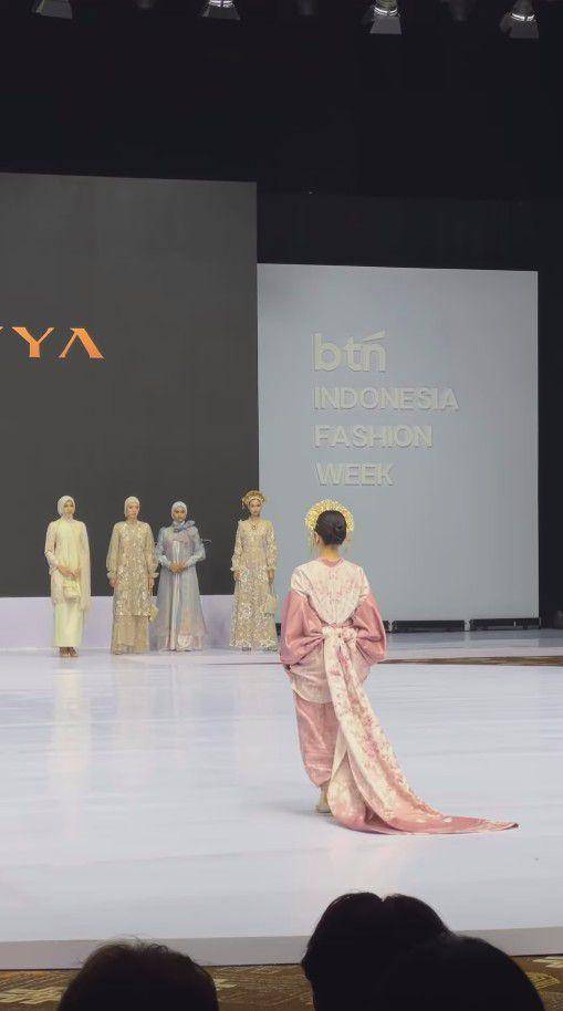 Tissa Biani di Indonesia Fashion Week (Instagram.com/tissabiani)