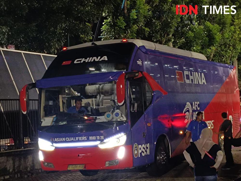 Potret bus Timnas China ketika latihan di Lapangan A GBK, Selasa (3/6/2025). (IDN Times/Tino).
