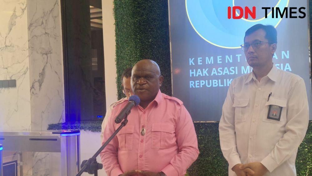 Menteri HAM Natalius Pigai Temui Warga Papua yang Demo Depan Kantornya