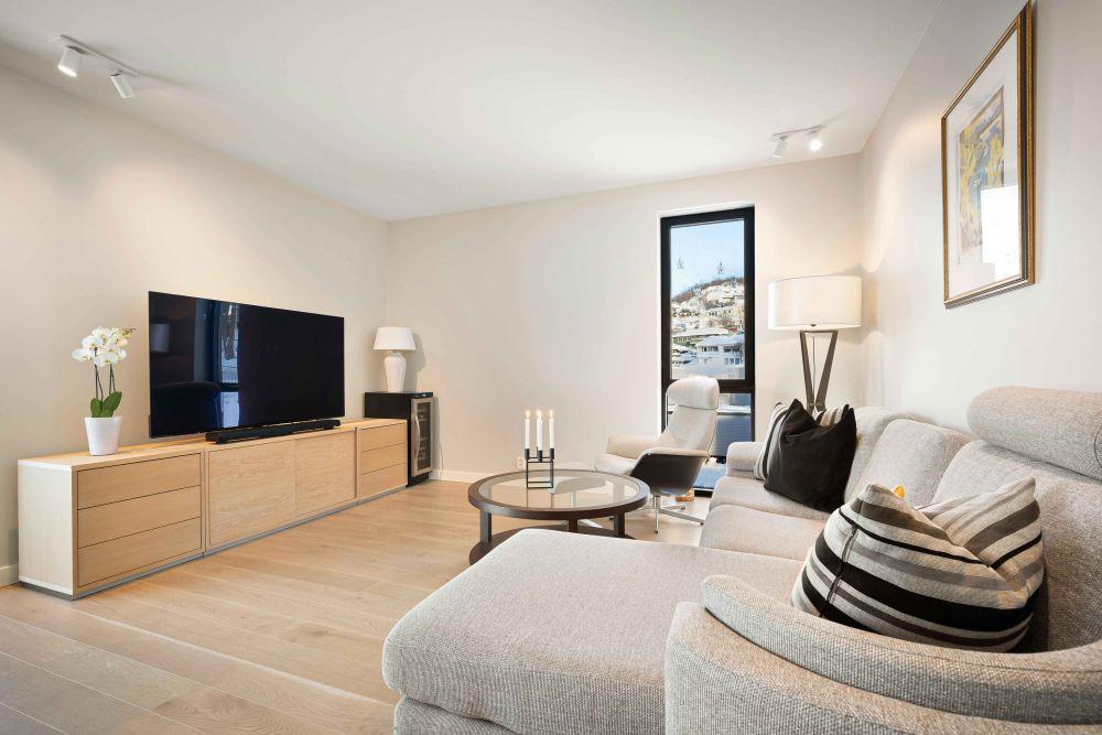 7 Inspirasi Ruang Keluarga Gaya Modern Klasik, Comfy!