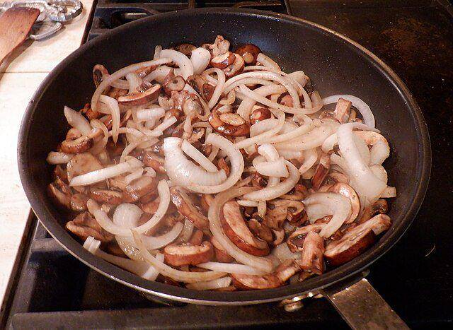 ilustrasi tumis daging, jamur, bawang bombay (commons.wikimedia.org/Key West)