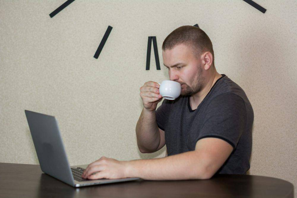 ilustrasi pria bekerja di kafe (unsplash.com/Bermix Studio)