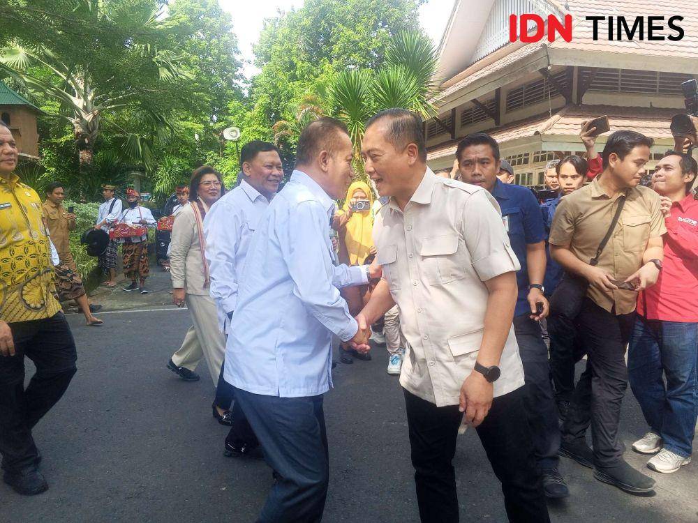 Gubernur NTB Lalu Muhamad Iqbal menyambut kedatangan Wamenkop RI Ferry Juliantono di Pendopo Gubernur NTB, Selasa (3/6/2025). (IDN Times/Muhammad Nasir)