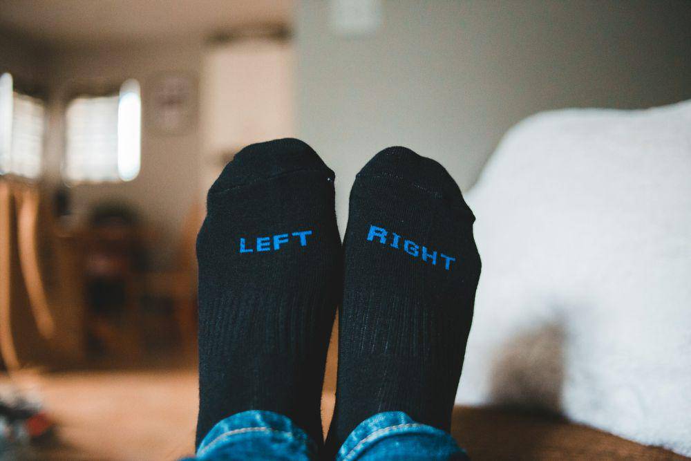Ilustrasi kaki kaku saat bangun tidur (Unsplash.com/ Eric Mclean)