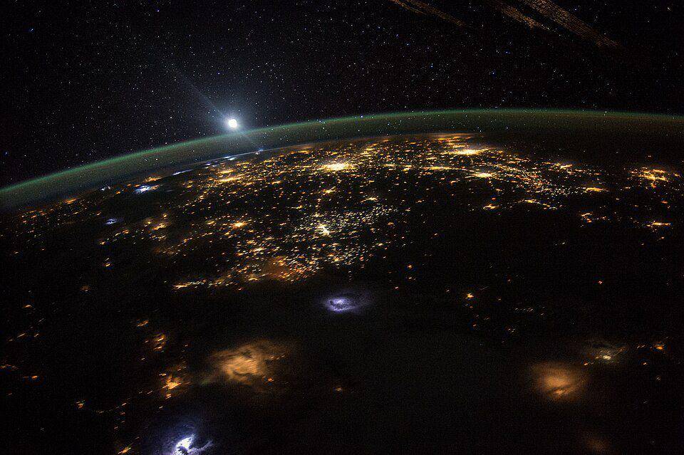 potret Bumi ketika malam hari (commons.wikimedia.org/Scott Kelly)