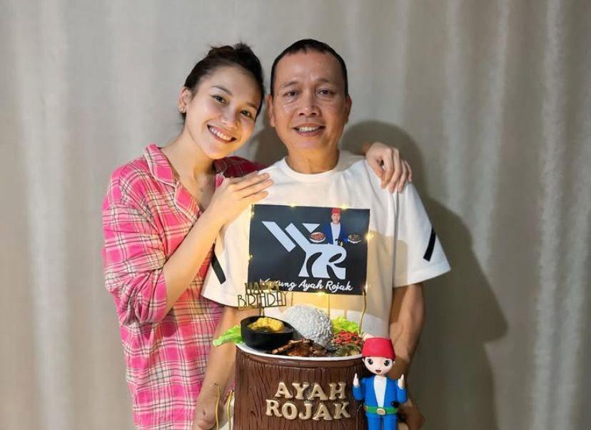 7 Potret Ulang Tahun Ayah Ojak, Ayu Ting Ting Tulis Ucapan Menyentuh