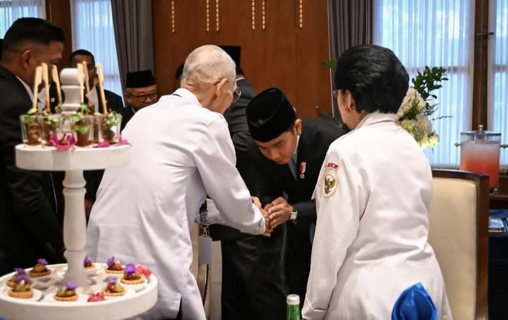 Momen Gibran Salaman dengan Try Sutrisno Depan Megawati