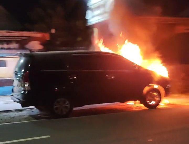 Innova Berisi Satu Keluarga Terbakar di Jalan Raya Madiun-Ponorogo