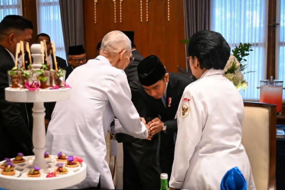 Wakil Presiden Gibran Rakabuming Raka ketika menjabat tangan mantan Wapres Try Sutrisno di Gedung Pancasila pada 2 Juni 2025. (www.instagram.com/@gibran_rakabuming)