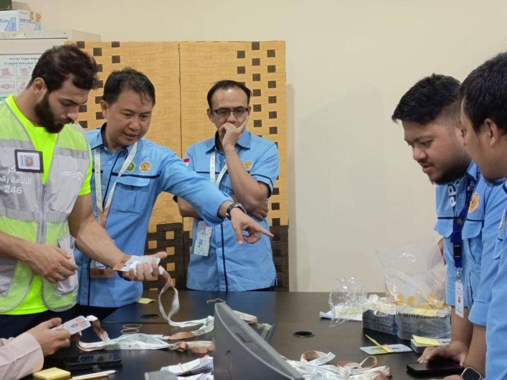 Dirjen Haji dan Petugas Kejar Target Sortir Kartu Nusuk