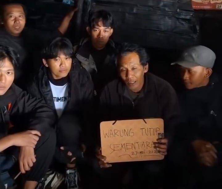 Muis pegang tulisan 19 tahun membantu Mbok Yem di warungnya. IDN Times/ Istimewa.