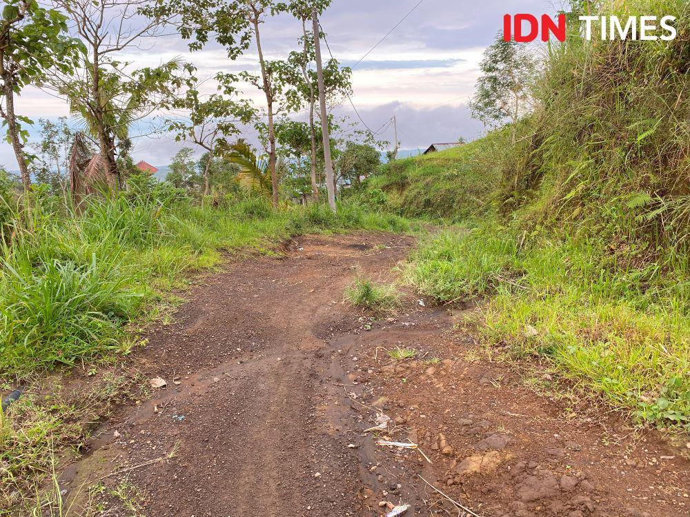 Jalan Buruk dan Krisis Air Hantui Kehidupan Warga Desa Ban