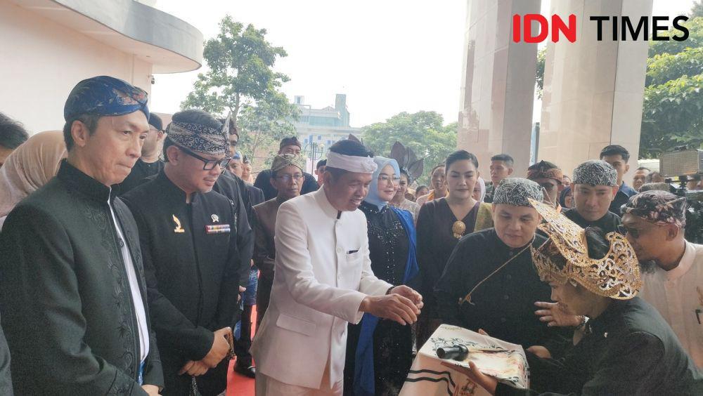 Gubernur Jawa Barat Dedi Mulyadi saat akan menerima kujang dari Ketua DPRD Kota Bogor Adityawarman Adil dalam rangka HJB ke-543 di halaman gedung DPRD Kota Bogor, Selasa (3/6/2025) pagi. (Linna Susanti/IDN Times).