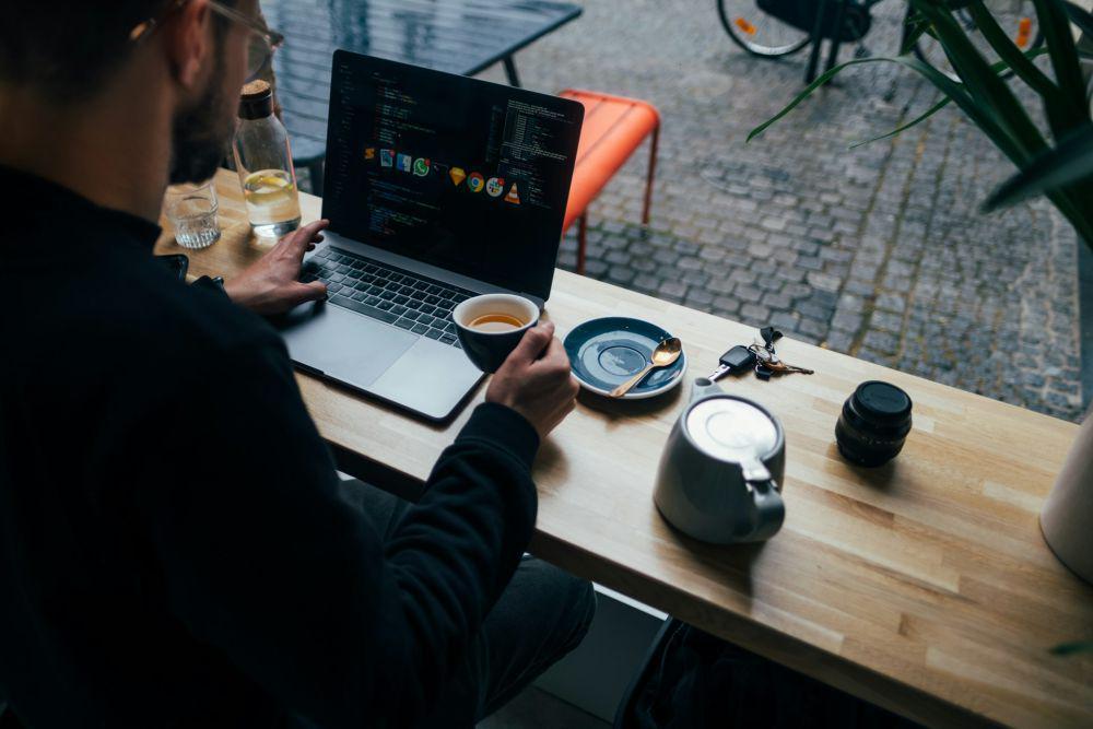 ilustrasi pria bekerja di kafe (unsplash.com/Jonas Leupe)