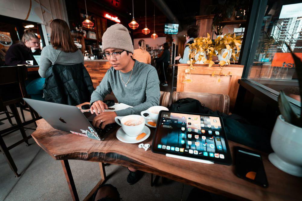 ilustrasi pria bekerja di kafe (unsplash.com/Miguel Dominguez)