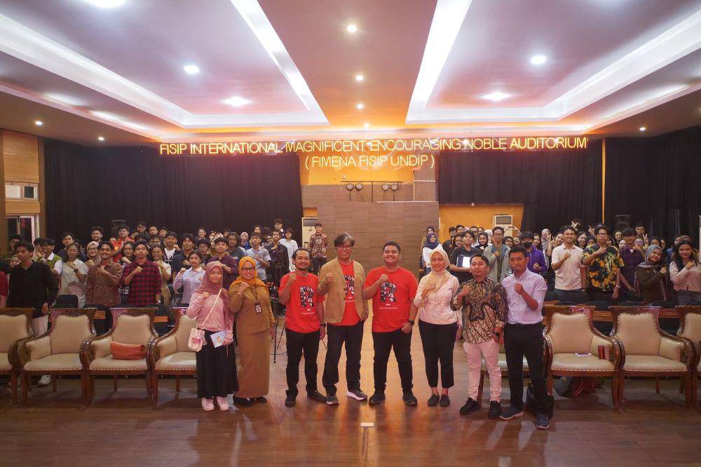 Ratusan mahasiswa Jurusan Hubungan Internasional (HI) FISIP Universitas Diponegoro (Undip) Semarang sangat antusias menyaksikan pemutaran film dokumenter "Road to Resilience’’ di kampus tersebut pada Selasa (3/6/2025). (dok. KKP)