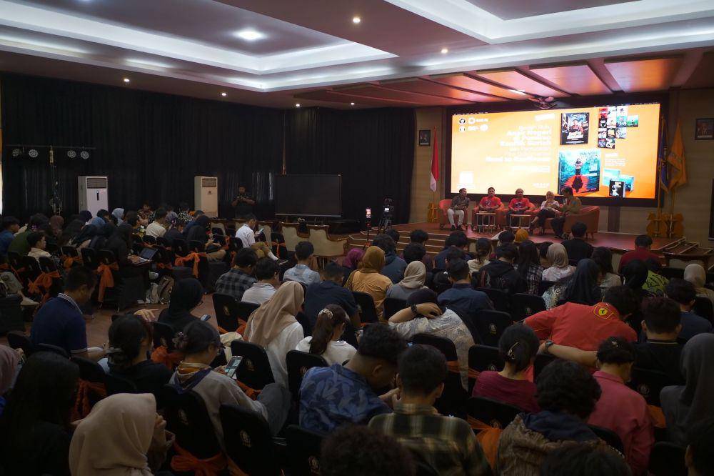 Ratusan mahasiswa Jurusan Hubungan Internasional (HI) FISIP Universitas Diponegoro (Undip) Semarang sangat antusias menyaksikan pemutaran film dokumenter "Road to Resilience’’ di kampus tersebut pada Selasa (3/6/2025). (dok. KKP)