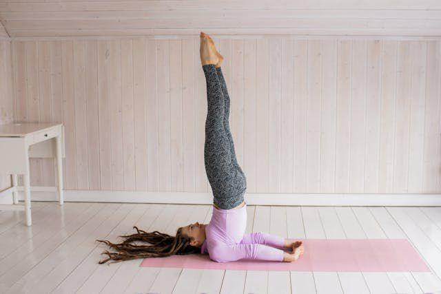 ilustrasi yoga (pexels.com/Alexy Almond)