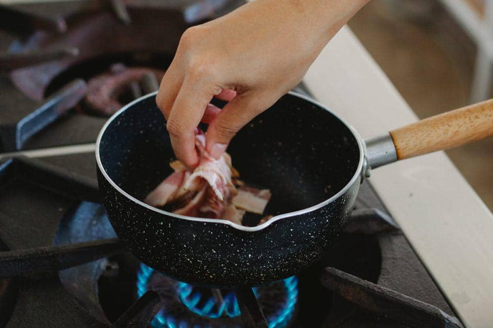 7 Cara Menghilangkan Bau Daging di Panci dan Wajan, Efektif!