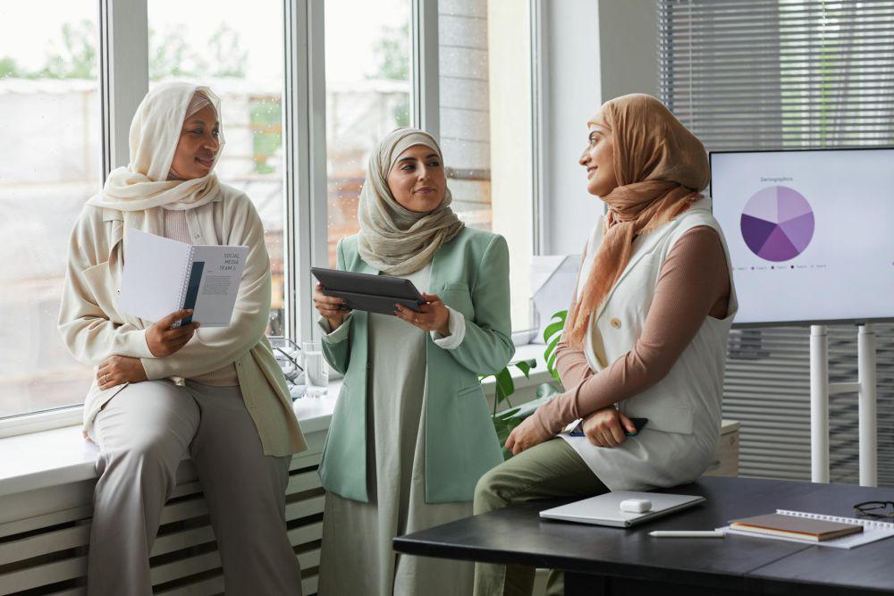 ilustrasi perempuan muslim bekerja di kantor (pexels.com/Cedric Fauntleroy)