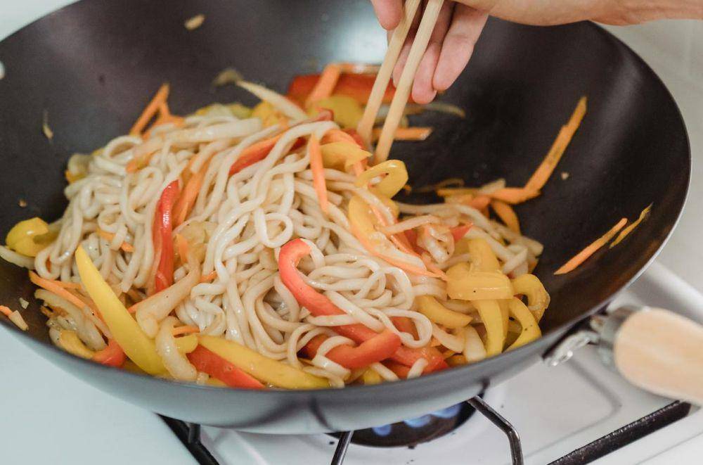 ilustrasi memasak udon (pexels.com/Kevin Malik)