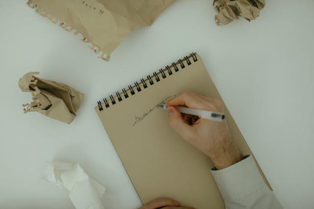 ilustrasi orang sedang menulis di atas kertas (Pexels.com/cup of couple)
