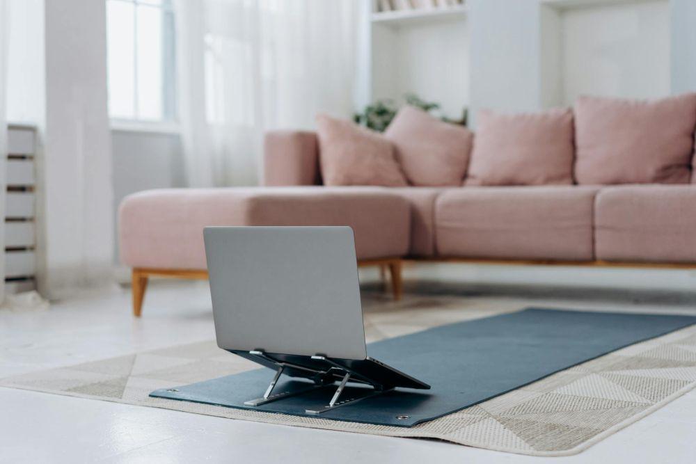 ilustrasi stand laptop (pexels.com/Mikhail Nilov)