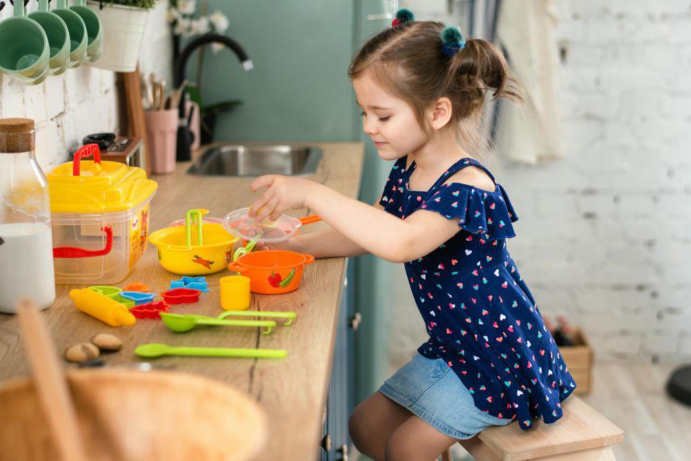 ilustrasi anak bermain masak-masakan (pexels.com/Polesie Toys)